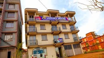 Vista frontal de la propiedad