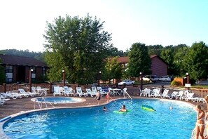 Pool - 2 bedroom condo with amenities in fabulous Pigeon Forge with Sunday check in. (Pigeon Forge)