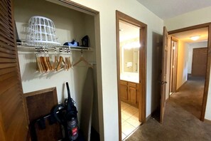 Interior - 2 bedroom condo with amenities in fabulous Pigeon Forge with Sunday check in. (Pigeon Forge)
