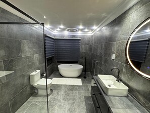Luxury Villa | Bathroom | Towels, soap, shampoo, toilet paper - Bryanston Luxury Secure 4BR Haven (Sandton)