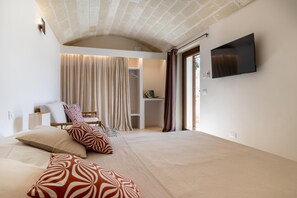 Tabla de planchar con plancha, wifi gratis y ropa de cama