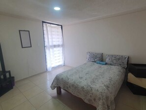 Basic Double Room, Balcony | In-room dining - Hotel Morelia Nova (Morelia)
