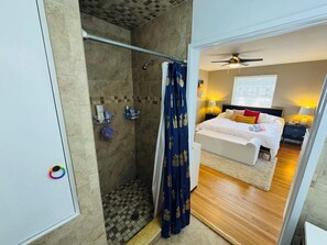 4 habitaciones, escritorio, tabla de planchar con plancha y wifi 