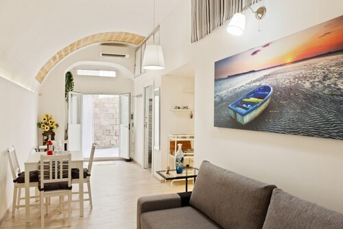 The 40 sqm apartment, which can accommodate up to 4 people, is located on the ground floor of a typical house in the ancient city (Bari Vecchia), near the basilica of San Nicola, in a perfect position both for visiting the old Bari and the Castle and t