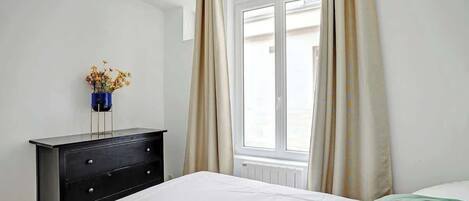 1 dormitori, planxa i posts de planxar, wifi i roba de llit