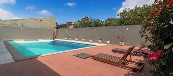 Casa Aruana, one block from the beach, with games and a large pool.