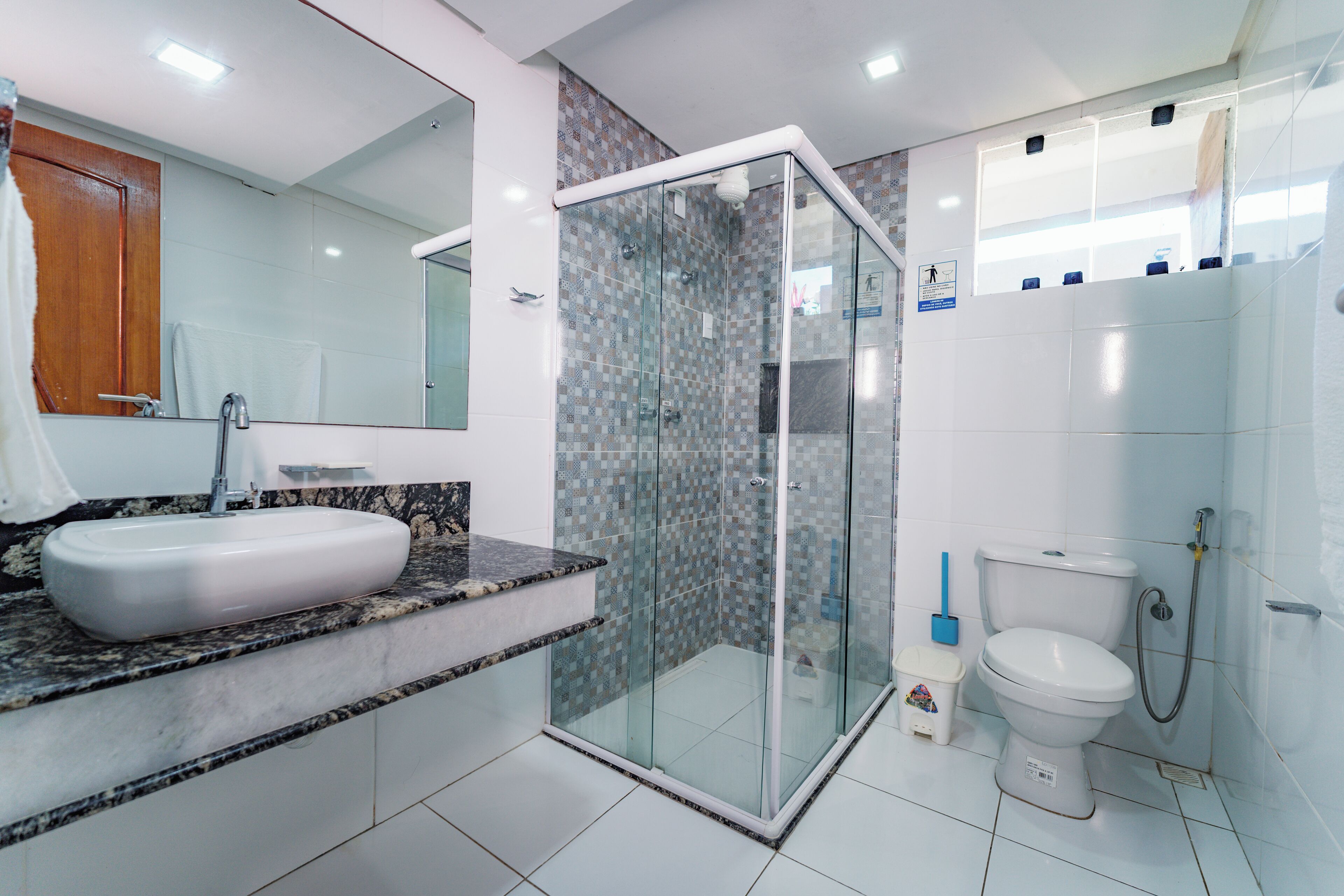 Douche, serviettes fournies, papier toilette