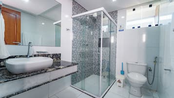 Douche, serviettes fournies, papier toilette