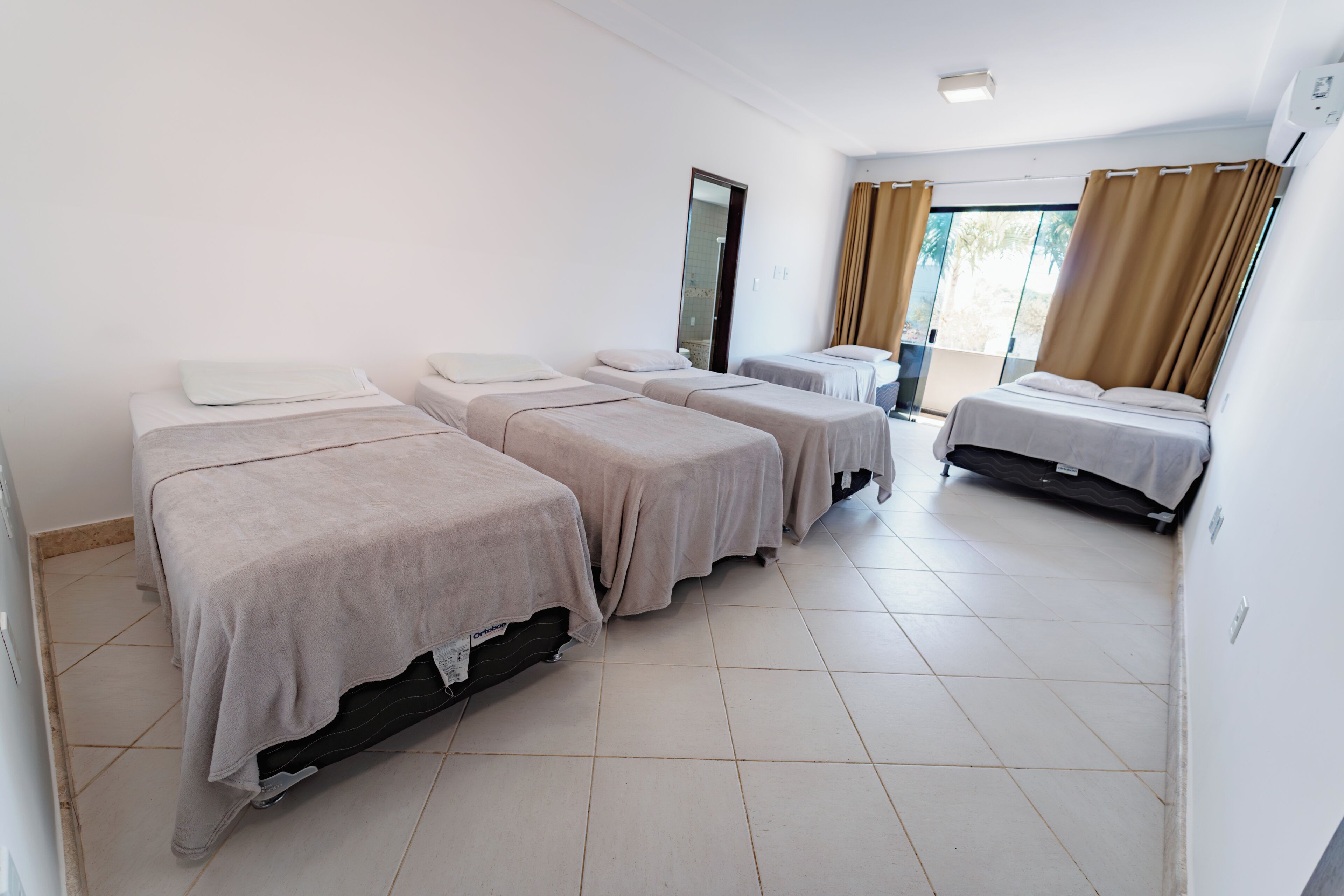 5 bedrooms, iron/ironing board, WiFi, bed sheets