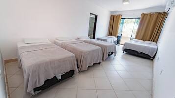 5 bedrooms, iron/ironing board, WiFi, bed sheets