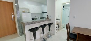 Apartamento básico | Cozinha privada | Geladeira, micro-ondas, cooktop, liquidificador
