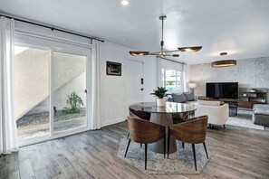 TV, offices - Pet-friendly modern Sandstone Villas bungalow (Palm Springs)