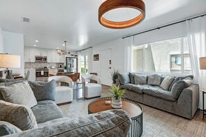 TV, offices - Pet-friendly modern Sandstone Villas bungalow (Palm Springs)