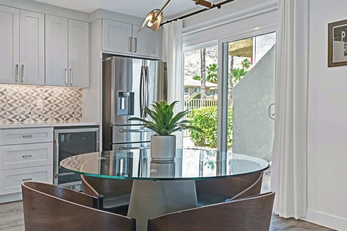 冷蔵庫、電子レンジ、オーブン、コンロ