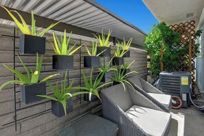 Property grounds - Pet-friendly modern Sandstone Villas bungalow (Palm Springs)