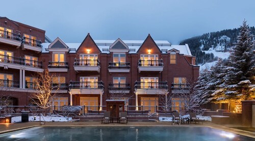 Cozy 1-bedroom hotel suite with Downtown Aspen at your doorstep