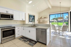 Fridge, microwave, oven, stovetop - Spacious with great view|Centrally located|Dogs OK (Palm Desert)