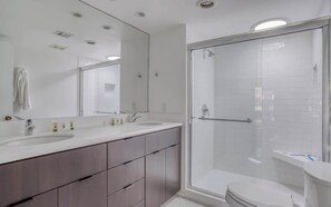 Shower, hair dryer, shampoo - Stylish 2BR Condo w/ Pool & Golf in Palm Desert (Palm Desert)