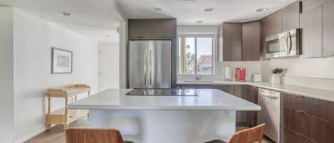 Køleskab, mikrobølgeovn, ovn, kogeplade