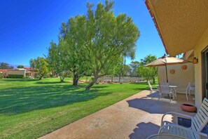 Outdoor dining - Condo with BBQ|Pool, golf, tennis access + more (Palm Desert)