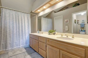 Shower, hair dryer, shampoo - Single-level gem with BBQ|Access to pool|Spa|Golf (Palm Desert)