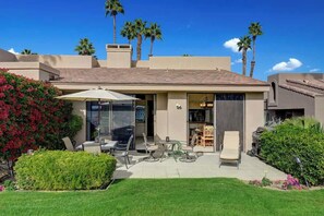 Outdoor dining - Pet Friendly-Deck-Fairway Views-VB886 (Palm Desert)