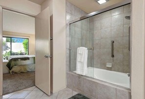 Shower, hair dryer, towels, shampoo - Lush Landscaping and Great Golfer View-VB607 (Palm Desert)