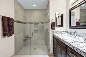 Shower, hair dryer, shampoo - Spacious-Dogs Ok-Great Views-VB887 (Palm Desert)