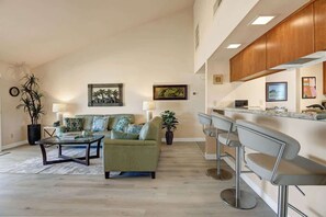 Interior - Palm Desert condo on fairway|Pool, tennis access (Palm Desert)