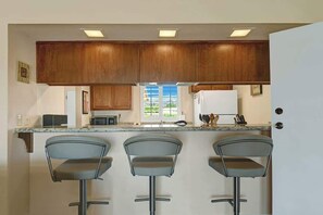 Fridge, microwave, oven, stovetop - Palm Desert condo on fairway|Pool, tennis access (Palm Desert)