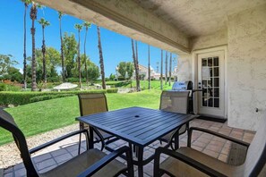 Outdoor dining - Desert Falls condo with access to pool|Golf|Tennis (Palm Desert)