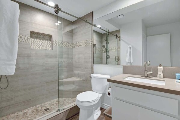 Shower, hair dryer, shampoo - Desert Falls condo with access to pool|Golf|Tennis (Palm Desert)