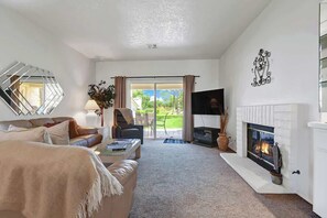 TV, fireplace, offices - Desert Falls condo with access to pool|Golf|Tennis (Palm Desert)
