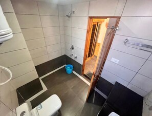 Dusche, Hausschuhe, Handtücher, Seife