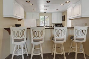 Dining - Beautiful condo with scenic views|Pool, spa access (Palm Desert)