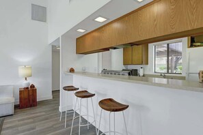 Interior - Condo with views|Pool, Golf, Tennis (Palm Desert)