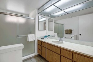 Shower, hair dryer, towels - Palm Desert resort condo|Pool, golf, tennis access (Palm Desert)