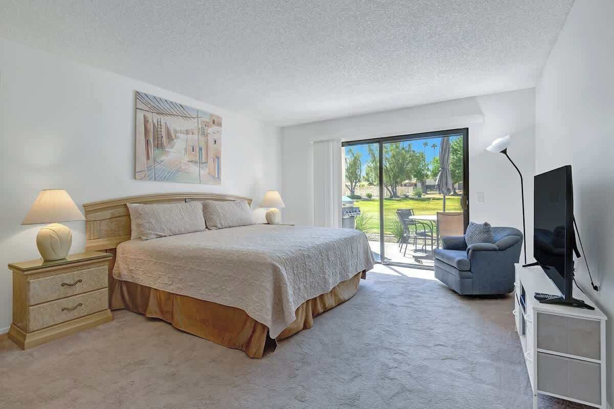 Een strijkplank/strijkijzer, wifi, beddengoed