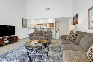 TV, offices - Palm Desert resort condo|Pool, golf, tennis access (Palm Desert)
