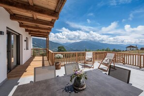 Outdoor dining - Apartment Panorama with Mountain View, Sauna, Hot Tub and Wi-Fi (Mühlbach)