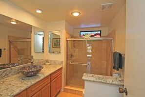 Shower, hair dryer, shampoo - Condo on Fairway with Pool, Tennis and Golf Access (Palm Desert)