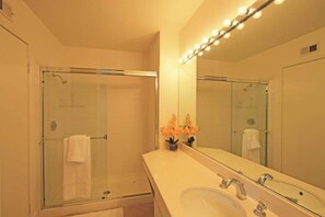 Douche, sèche-cheveux, serviettes fournies, shampoing