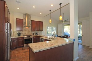Fridge, microwave, oven, stovetop - Patio-BBQ-Fairway and Moutain Views (Palm Desert)