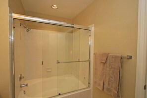 Shower, hair dryer, towels, shampoo - Moutain and Fairway Views-Walk to Pool-V3986 (Palm Desert)