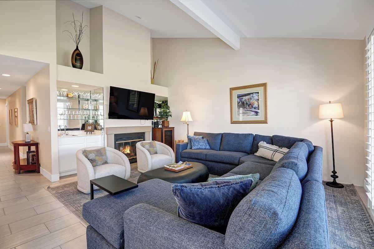 TV, fireplace, offices