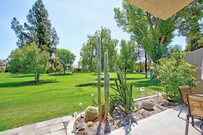 Property grounds - Condo with views, BBQ|Pool, golf, tennis access (Palm Desert)