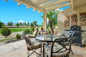 Outdoor dining - Single-story gated Palm Desert Resort condo (Palm Desert)