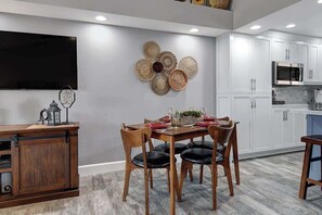 Dining - Single-story gated Palm Desert Resort condo (Palm Desert)