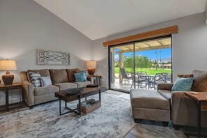 TV - Single-story gated Palm Desert Resort condo (Palm Desert)