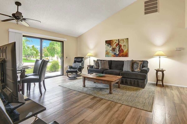 TV - Views with BBQ, pool, golf, tennis access and more (Palm Desert)